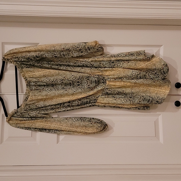 Izzi & Lola Snakeskin Romper - Picture 5 of 6